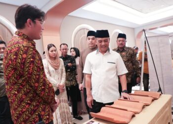 Gubernur Jateng Dorong Pelaku Ekonomi Kreatif Terus Berinovasi demi Ciptakan Lapangan Kerja 25 Gubernur Jawa Tengah, Ahmad Luthfi, saat menghadiri peluncuran program Gekrafs Peduli yang digelar Gerakan Ekonomi Kreatif Nasional (Gekrafs) Jawa Tengah di Ibis Styles Hotel Semarang, Sabtu, 9 Mei 2026. (Humas Pemprov Jateng/Lingkarjateng.id)