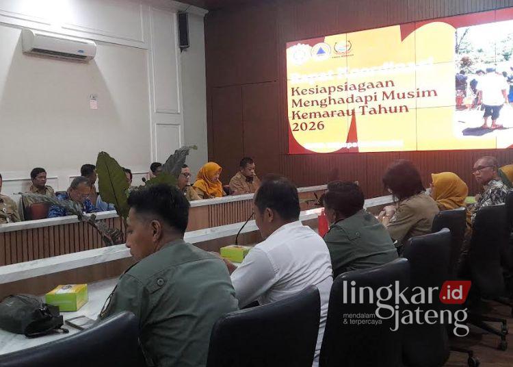 Antisipasi Dampak El Nino, BPBD Kendal Gelar Rakor Kesiapsiagaan Bencana 25 Suasana rapat koordinasi kesiapsiagaan menghadapi musim kemarau tahun di ruang Ngesti Widhi Setda Kendal yang dipimpin Penjabat Sekretaris Daerah (Sekda) Kendal, Agus Dwi Lestari pada Senin, 18 Mei 2026 sore. (Anik Kustiani/Lingkarjateng.id)