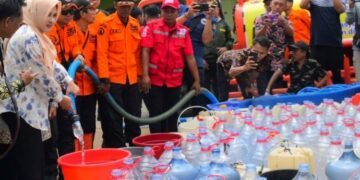 Pemkab Pekalongan mendistribusikan bantuan air bersih kepada warga terdampak kekeringan saat musim kemarau tahun 2025. (Fahri Akbar/Lingkarjateng.id)