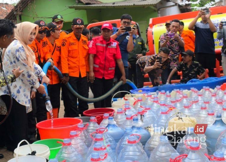 BPBD Pekalongan Petakan Wilayah Rawan Kekeringan, Usulkan 200 Tangki Air Bersih 25 Pemkab Pekalongan mendistribusikan bantuan air bersih kepada warga terdampak kekeringan saat musim kemarau tahun 2025. (Fahri Akbar/Lingkarjateng.id)