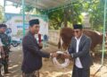 Wabup Batang Serahkan Sapi Kurban Bantuan Presiden ke Warga Lebo Gringsing 28 Wakil Bupati Batang Suyono (kiri), menyerahkan Bantuan presiden (Banpres) berupa satu ekor sapi dari Presiden Republik Indonesia Prabowo Subianto, di Masjid Jami Al Mubarok, Desa Lebo, Kecamatan Gringsing, Kabupaten Batang, Rabu, 27 Mei 2026. (Dok. Kominfo Batang/Lingkarjateng.id)
