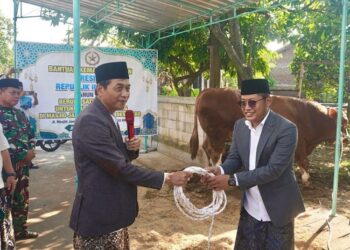 Wakil Bupati Batang Suyono (kiri), menyerahkan Bantuan presiden (Banpres) berupa satu ekor sapi dari Presiden Republik Indonesia Prabowo Subianto, di Masjid Jami Al Mubarok, Desa Lebo, Kecamatan Gringsing, Kabupaten Batang, Rabu, 27 Mei 2026. (Dok. Kominfo Batang/Lingkarjateng.id)