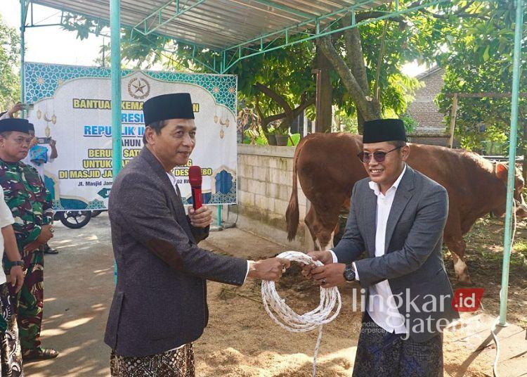 Wabup Batang Serahkan Sapi Kurban Bantuan Presiden ke Warga Lebo Gringsing 25 Wakil Bupati Batang Suyono (kiri), menyerahkan Bantuan presiden (Banpres) berupa satu ekor sapi dari Presiden Republik Indonesia Prabowo Subianto, di Masjid Jami Al Mubarok, Desa Lebo, Kecamatan Gringsing, Kabupaten Batang, Rabu, 27 Mei 2026. (Dok. Kominfo Batang/Lingkarjateng.id)