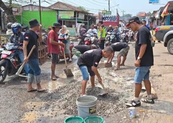 TAMBAL JALAN: Warga gotong royong tambal jalan rusak di Jalan Raya Capgawen, Kecamatan Kedungwuni, Kabupaten Pekalongan, Selasa, Mei 2026. (Fahri Akbar/Lingkarjateng.id)