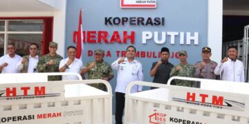 Bupati Blora Arief Rohman melakukan pengecekan koperasi merah putih di Desa Trembul, Kecamatan Ngawen usai peresmian serentak nasional, Sabtu, 16 Mei 2026. (Dok. Pemkab Blora/Lingkarjateng.id)