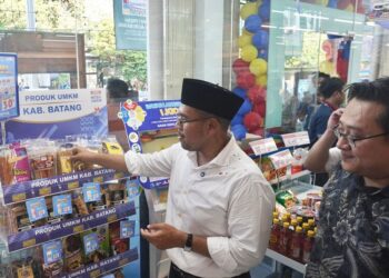 Bupati Batang Gandeng Ritel Modern Perluas Pasar UMKM Lokal 26 Bupati Batang, M. Faiz Kurniawan, meninjau etalase UMKM di gerai Indomaret Fresh Alun-Alun Batang, Selasa, 19 Mei 2026. (Diskominfo Batang/Lingkarjateng.id)