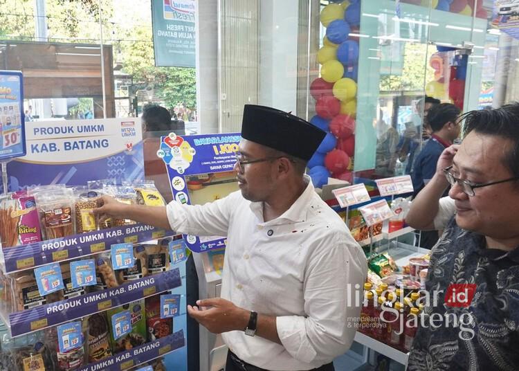 Bupati Batang Gandeng Ritel Modern Perluas Pasar UMKM Lokal 25 Bupati Batang, M. Faiz Kurniawan, meninjau etalase UMKM di gerai Indomaret Fresh Alun-Alun Batang, Selasa, 19 Mei 2026. (Diskominfo Batang/Lingkarjateng.id)