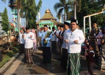 Bupati Blora, Arief Rohman, saat berdoa bersama sebelum penyembelihan hewan kurban di Masjid Agung Baitunnur, Rabu, 27 Mei 2026. (Humas Pemkab Blora/Lingkarjateng.id)