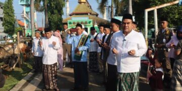 Bupati Blora, Arief Rohman, saat berdoa bersama sebelum penyembelihan hewan kurban di Masjid Agung Baitunnur, Rabu, 27 Mei 2026. (Humas Pemkab Blora/Lingkarjateng.id)