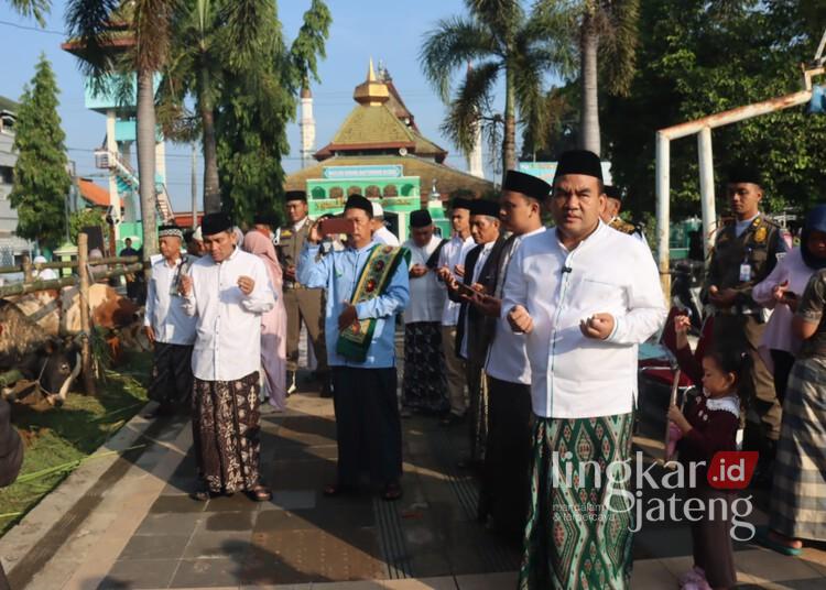 Bupati Blora Ajak Masyarakat Jadikan Idul Adha Sebagai Pemantik Gerakan Sosial 25 Bupati Blora, Arief Rohman, saat berdoa bersama sebelum penyembelihan hewan kurban di Masjid Agung Baitunnur, Rabu, 27 Mei 2026. (Humas Pemkab Blora/Lingkarjateng.id)