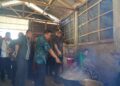 Bupati Jepara, Witiarso Utomo, saat melihat proses pembuatan gula aren di Desa Slagi, Kecamatan Pakis Aji, Kabupaten Jepara, Selasa, 12 Mei 2026. (Tomi Budianto/Lingkarjateng.id)