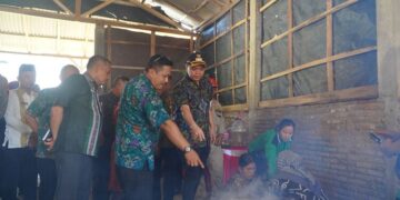 Bupati Jepara, Witiarso Utomo, saat melihat proses pembuatan gula aren di Desa Slagi, Kecamatan Pakis Aji, Kabupaten Jepara, Selasa, 12 Mei 2026. (Tomi Budianto/Lingkarjateng.id)