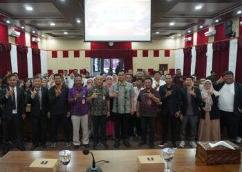 Bupati Jepara, Witiarso Utomo, berfoto bersama peserta program Kartini Inkubator Bisnis di Gedung Shima, Selasa, 5 Mei 2026. (Tomi Budianto/Lingkarjateng.id)