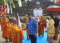 Bupati Jepara, Witiarso Utomo, melepas keberangkatan 16 bhikkhu memulai perjalanan spiritual Thudong dari Candi Sima, Desa Blingoh, Kecamatan Donorojo, Kabupaten Jepara, Rabu, 20 Mei 2026. (Tomi Budianto/Lingkarjateng.id)