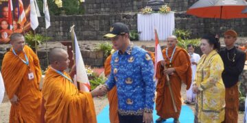 Bupati Jepara, Witiarso Utomo, melepas keberangkatan 16 bhikkhu memulai perjalanan spiritual Thudong dari Candi Sima, Desa Blingoh, Kecamatan Donorojo, Kabupaten Jepara, Rabu, 20 Mei 2026. (Tomi Budianto/Lingkarjateng.id)