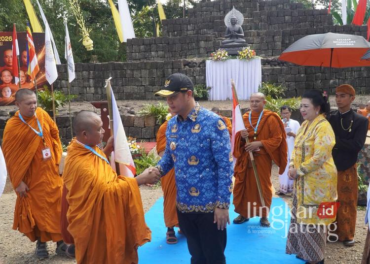 Bupati Jepara Lepas 16 Bhikkhu Jalani Thudong dari Candi Sima ke Candi Sewu 25 Bupati Jepara, Witiarso Utomo, melepas keberangkatan 16 bhikkhu memulai perjalanan spiritual Thudong dari Candi Sima, Desa Blingoh, Kecamatan Donorojo, Kabupaten Jepara, Rabu, 20 Mei 2026. (Tomi Budianto/Lingkarjateng.id)