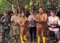 Bupati Jepara, Witiarso Utomo, saat mengikuti penanaman mangrove di pesisir Desa Semat, Kecamatan Tahunan, Senin, 25 Mei 2026. (Tomi Budianto/Lingkarjateng.id)