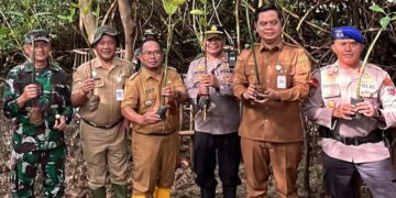 Bupati Jepara, Witiarso Utomo, saat mengikuti penanaman mangrove di pesisir Desa Semat, Kecamatan Tahunan, Senin, 25 Mei 2026. (Tomi Budianto/Lingkarjateng.id)