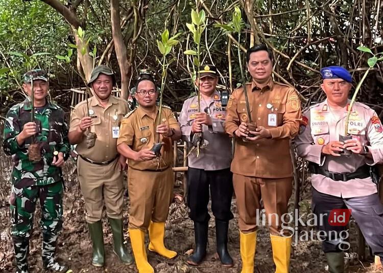 Bupati Jepara Apresiasi Penanaman Mangrove di Pesisir Tahunan Program TNI AD 25 Bupati Jepara, Witiarso Utomo, saat mengikuti penanaman mangrove di pesisir Desa Semat, Kecamatan Tahunan, Senin, 25 Mei 2026. (Tomi Budianto/Lingkarjateng.id)