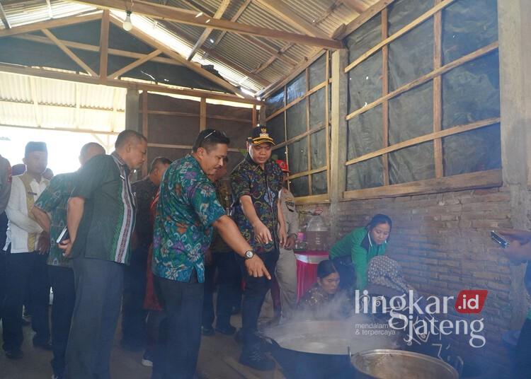 Bupati Jepara Siapkan Pakis Aji Jadi Kawasan Wisata dan Sentra Ekonomi Baru 25 Bupati Jepara, Witiarso Utomo, saat melihat proses pembuatan gula aren di Desa Slagi, Kecamatan Pakis Aji, Kabupaten Jepara, Selasa, 12 Mei 2026. (Tomi Budianto/Lingkarjateng.id)