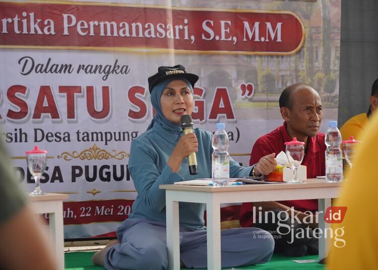 Bersatu Siaga di Desa Puguh, Bupati Kendal Ajak Warga Kelola Sampah dari Rumah 25 Bupati Kendal, Dyah Kartika Permanasari, saat menjalankan program Bersatu Siaga di Gedung Serba Guna Desa Puguh, Kecamatan Boja, Kabupaten Kendal, Jumat, 22 Mei 2026. (Anik Kustiani/Lingkarjateng.id)