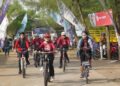 Bupati Kendal, Dyah Kartika Permanasari (tengah), bersepeda dalam kegiatan Fun Bike peringatan Hardiknas dari SD Negeri Damarsari, Kecamatan Cepiring ke Pantai Indah Kemangi pada Sabtu, 9 Mei 2026. (dok for Lingkarjateng.id)