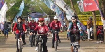 Bupati Kendal, Dyah Kartika Permanasari (tengah), bersepeda dalam kegiatan Fun Bike peringatan Hardiknas dari SD Negeri Damarsari, Kecamatan Cepiring ke Pantai Indah Kemangi pada Sabtu, 9 Mei 2026. (dok for Lingkarjateng.id)