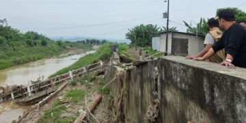 Bupati Kendal Ungkap Perbaikan Jembatan Sungai Waridin Terkendala Rekomendasi Pemprov 10 POTRET: Kondisi jembatan penghubung Desa Kumpulrejo, Kecamatan Kaliwungu, dengan Desa Kebonadem, Kecamatan Brangsong roboh diterjang banjir Sungai Waridin pada Jumat, 15 Mei 2026. (dok for Lingkarjateng.id)