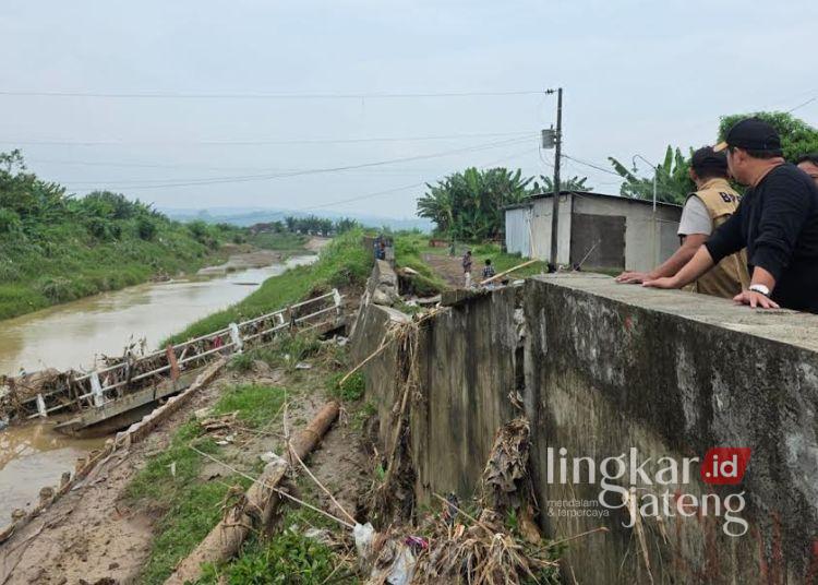Bupati Kendal Ungkap Perbaikan Jembatan Sungai Waridin Terkendala Rekomendasi Pemprov 25 POTRET: Kondisi jembatan penghubung Desa Kumpulrejo, Kecamatan Kaliwungu, dengan Desa Kebonadem, Kecamatan Brangsong roboh diterjang banjir Sungai Waridin pada Jumat, 15 Mei 2026. (dok for Lingkarjateng.id)