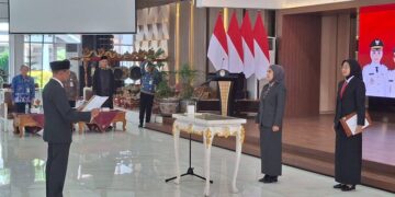Bupati Kendal, Dyah Kartika Permanasari, saat melantik Agus Dwi Lestari menjadi Sekda Kendal definitif di Pendopo Kabupaten Kendal, Rabu, 20 Mei 2026. (Unggul Priambodo/Lingkarjateng.id)