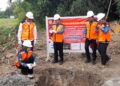 Bupati Kendal, Dyah Kartika Permanasari, saat meletekkan batu pertama tanda dimulainya pembangunan jembatan gantund yang menghubungkan Desa Kedunggading dan Desa Kedungsari di Kecamatan Ringinarum, Rabu, 2026. (Anik Kustiani/Lingkarjateng.id)