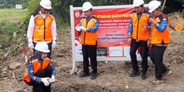 Bupati Kendal, Dyah Kartika Permanasari, saat meletekkan batu pertama tanda dimulainya pembangunan jembatan gantund yang menghubungkan Desa Kedunggading dan Desa Kedungsari di Kecamatan Ringinarum, Rabu, 2026. (Anik Kustiani/Lingkarjateng.id)