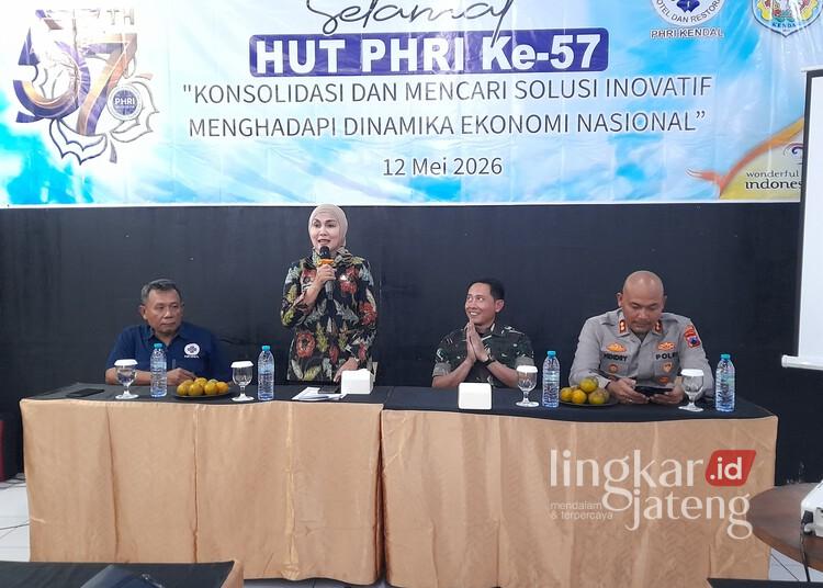 KIK Berkembang Pesat, Bupati Kendal Ajak PHRI Tangkap Peluang Investasi Sektor Hotel-Restoran 25 Bupati Kendal, Dyah Kartika Permanasari, saat memberikan sambutan dalam peringatan HUT ke-57 PHRI di salah satu restoran di Kabupaten Kendal, Selasa, 12 Mei 2026. (Anik Kustiani/Lingkarjateng.id)