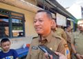 Bupati Kudus Imbau Warga Galakkan Siskamling Pasca Kebakaran di Jati Telan Korban Jiwa 34 Bupati Kudus, Sam’ani Intakoris, memberi keterangan di sela-sela melayat ke rumah duka korban kebakaran maut di Desa Getas Pejaten, Kecamatan Jati, Kabupaten Kudus, Senin, 18 Mei 2026. (Ahmad Abror/Lingkarjateng.id)