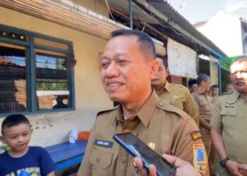 Bupati Kudus Imbau Warga Galakkan Siskamling Pasca Kebakaran Maut di Jati 26 Bupati Kudus, Sam’ani Intakoris, memberi keterangan di sela-sela melayat ke rumah duka korban kebakaran maut di Desa Getas Pejaten, Kecamatan Jati, Kabupaten Kudus, Senin, 18 Mei 2026. (Ahmad Abror/Lingkarjateng.id)