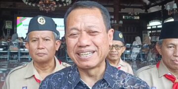 Bupati Kudus, Sam'ani Intakoris, memberi keterangan usai melepas Kontingen Pramuka Siaga Kwarcab Kudus di Pendopo Kabupaten Kudus, Selasa, 12 Mei 2026. (Ahmad Abror/Lingkarjateng.id)