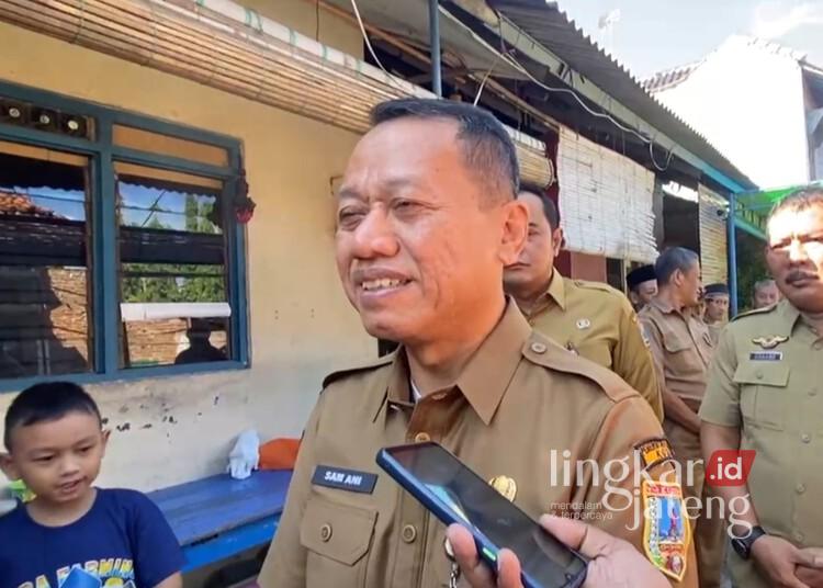 Bupati Kudus Imbau Warga Galakkan Siskamling Pasca Kebakaran Maut di Jati 25 Bupati Kudus, Sam’ani Intakoris, memberi keterangan di sela-sela melayat ke rumah duka korban kebakaran maut di Desa Getas Pejaten, Kecamatan Jati, Kabupaten Kudus, Senin, 18 Mei 2026. (Ahmad Abror/Lingkarjateng.id)