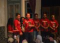 Angkat Ide Cerita dari Bupati Kudus, Teater Gadis Pingitan Sukses Pukau Penonton 28 Bupati Kudus, Sam'ani Intakoris, saat menghadiri pementasan teater Gadis Pingitan di Gedung Auditorium Universitas Muria Kudus, Sabtu malam, 9 Mei 2026. (Nisa Hafizhotus S./Lingkarjateng.id)