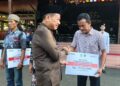 Puluhan Pekerja Rentan di Kudus Terima Santunan Kematian Total Rp1,9 Miliar 36 Bupati Kudus, Sam'ani Intakoris, menyerahkan santunan kematian di Pendopo Kabupaten Kudus, Kamis, 21 Mei 2026. (Ahmad Abror/Lingkarjateng.id)