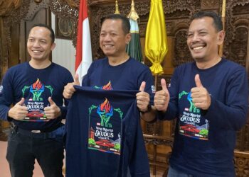 Bupati Kudus, Sam'ani Intakoris, menunjukkan logo Hari Jadi ke-477 Kudus di Pendopo Kabupaten Kudus, Minggu, 24 Mei 2026. (Mohammad Fahtur Rohman/Lingkarjateng.id)
