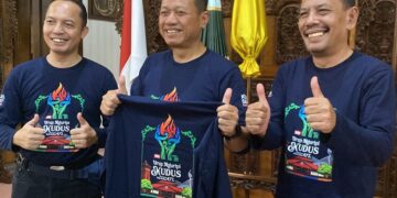 Pemkab Kudus Launching Logo Hari Jadi ke-477, Ini Filosofinya 10 Bupati Kudus, Sam'ani Intakoris, menunjukkan logo Hari Jadi ke-477 Kudus di Pendopo Kabupaten Kudus, Minggu, 24 Mei 2026. (Mohammad Fahtur Rohman/Lingkarjateng.id)