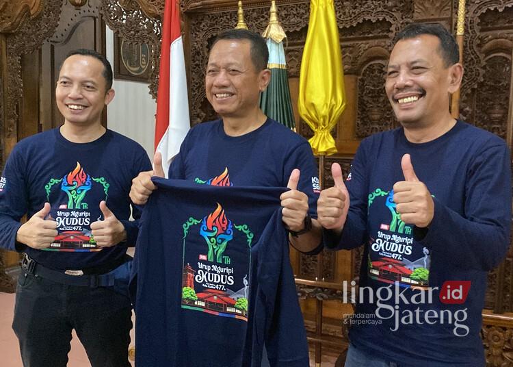 Pemkab Kudus Launching Logo Hari Jadi ke-477, Ini Filosofinya 25 Bupati Kudus, Sam'ani Intakoris, menunjukkan logo Hari Jadi ke-477 Kudus di Pendopo Kabupaten Kudus, Minggu, 24 Mei 2026. (Mohammad Fahtur Rohman/Lingkarjateng.id)