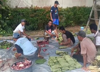 Kurangi Sampah Plastik, Bupati Kudus Bagikan Daging Kurban dengan Bungkus Daun Jati
