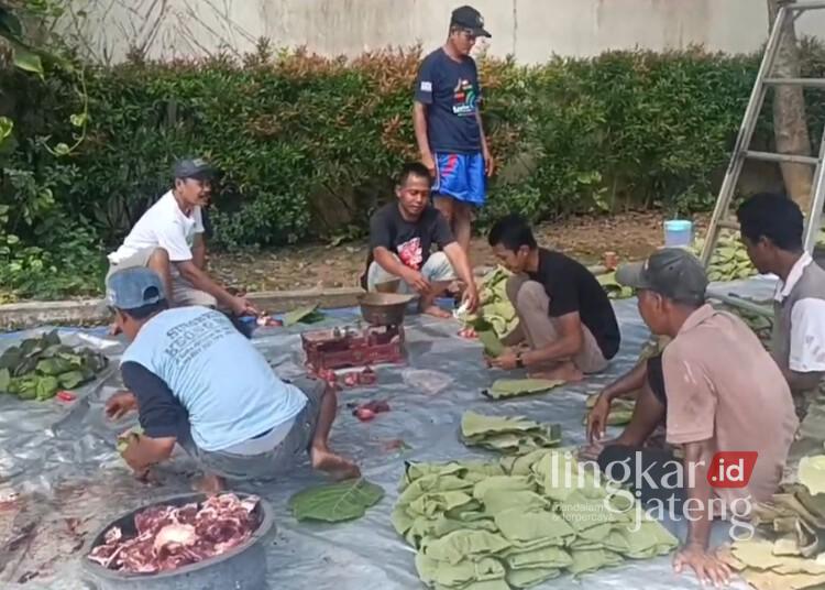 Kurangi Sampah Plastik, Bupati Kudus Bagikan Daging Kurban dengan Bungkus Daun Jati 25 Warga membungkus daging kurban dengan daun jati di kediaman Bupati Kudus, Sam'ani Intakoris, Rabu, 27 Mei 2026. (Ahmad Abror/Lingkarjateng.id)