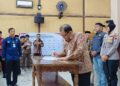 Bupati Semarang Pastikan SPMB 2026 Bersih Titipan dan Pungli 27 Bupati Semarang, Ngesti Nugraha, saat menandatangani pakta integritas pelaksanaan SPMB tahun ajaran 2026/2027 baru-baru ini. (Hesty Imaniar/Lingkarjateng.id)