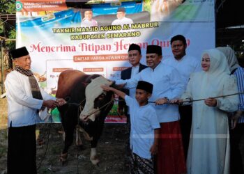 Bupati Semarang Kurban Sapi Bobot 700 Kg di Masjid Agung Al-Mabrur