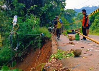 Tebing penahan jalan di Dayeuhluhur, Kabupaten Cilacap longsor. (Dok. Bercahaya FM Cilacap/Lingkarjateng.id)
