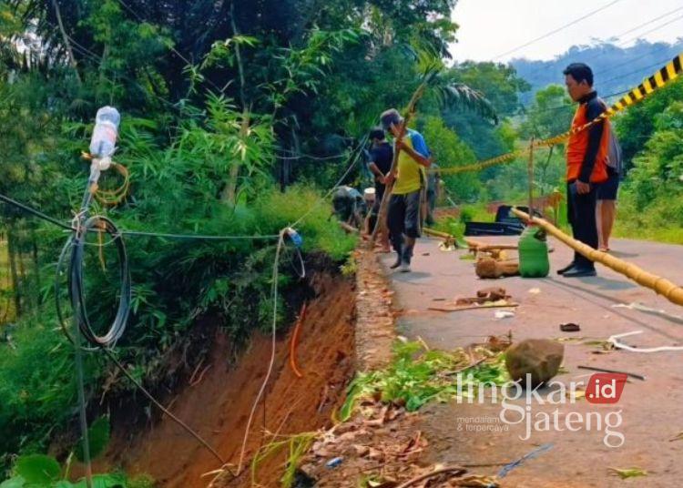 Hujan Deras Picu Longsor di Dayeuhluhur Cilacap, 4 Dusun Terdampak 25 Tebing penahan jalan di Dayeuhluhur, Kabupaten Cilacap longsor. (Dok. Bercahaya FM Cilacap/Lingkarjateng.id)