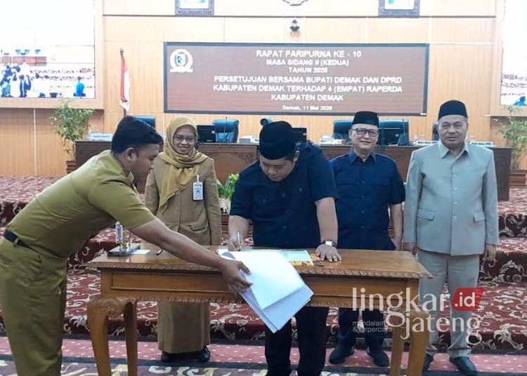 DPRD Demak Sepakati 4 Raperda, Ada Regulasi Drainase hingga Perkawinan Anak 25 Rapat Paripurna penandatanganan persetujuan raperda antara dewan dan Bupati Demak di ruang rapat paripurna DPRD Demak pada Senin, 11 Mei 2026. (M. Burhanuddin Aslam/Lingkarjateng.id)