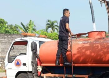 ILUSTRASI: Petugas BPBD Salatiga menyiapkan air untuk dropping. (BPBD Salatiga/Lingkarjateng.id)
